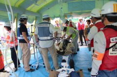 設置された救護テント内での負傷者応急処置訓練の様子